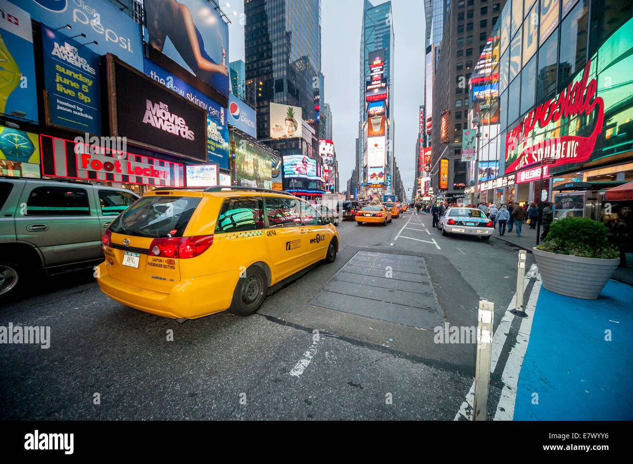 Taxi a Times Square a New York City Foto Stock