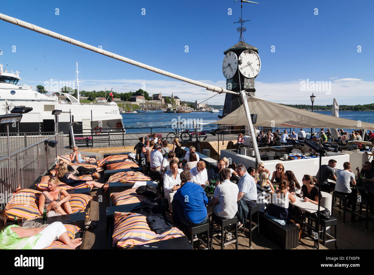 All'esterno del bar ristorante di Aker Brygge pier a Oslo, Norvegia Foto Stock