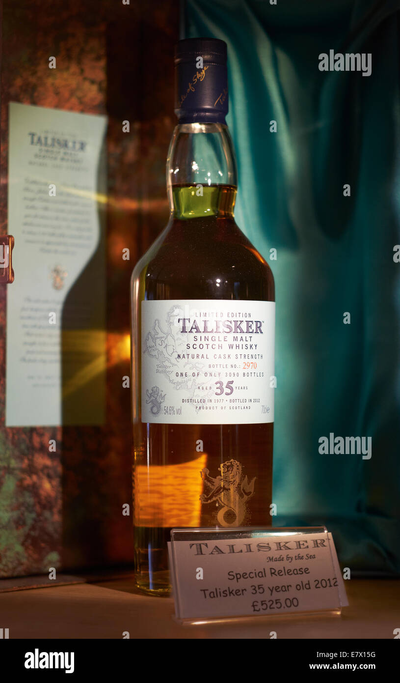 Una chiusura di un'annata bottiglia bottiglia di 35 anno vecchio Talisker Whisky, in edizione limitata, Isola di Skye Distillery. Foto Stock