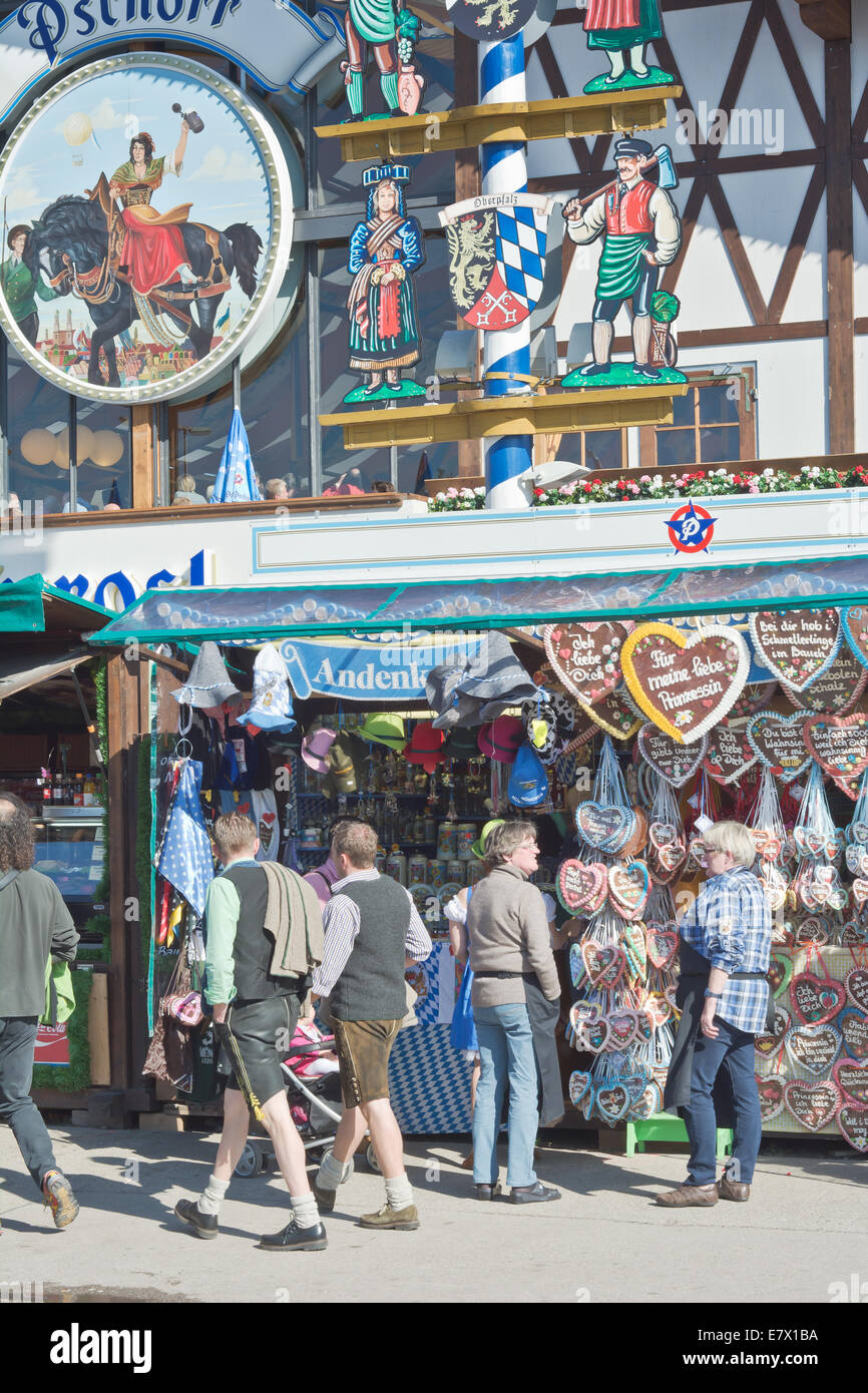 Monaco di Baviera, Germania - sept. 23, 2014: folle di visitatori presso l'Oktoberfest visitando una capanna con cuori di panpepato. Il Festival Foto Stock
