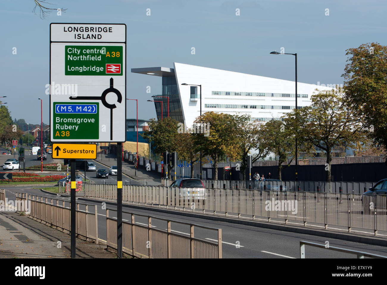 A38 Bristol Road e Bournville College edificio, Longbridge, Birmingham, Inghilterra, Regno Unito Foto Stock