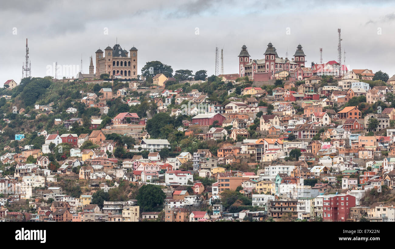Vista del densamente impaccati case su una delle numerose colline di Antananarivo, la capitale del Madagascar Foto Stock