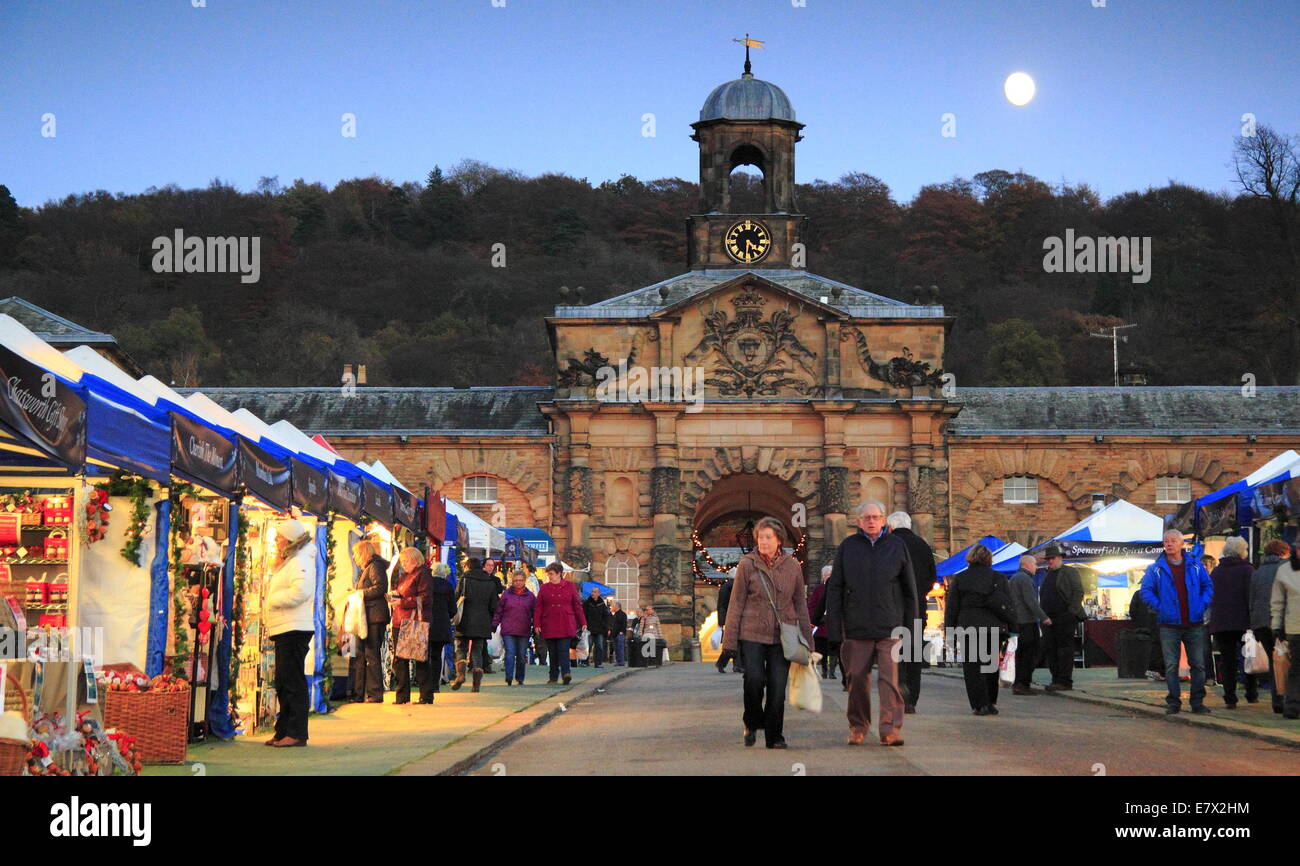 Il Mercatino di Natale in pieno svolgimento al di fuori delle Scuderie del Parco di Chatsworth House, il Peak District, DERBYSHIRE REGNO UNITO Inghilterra Foto Stock