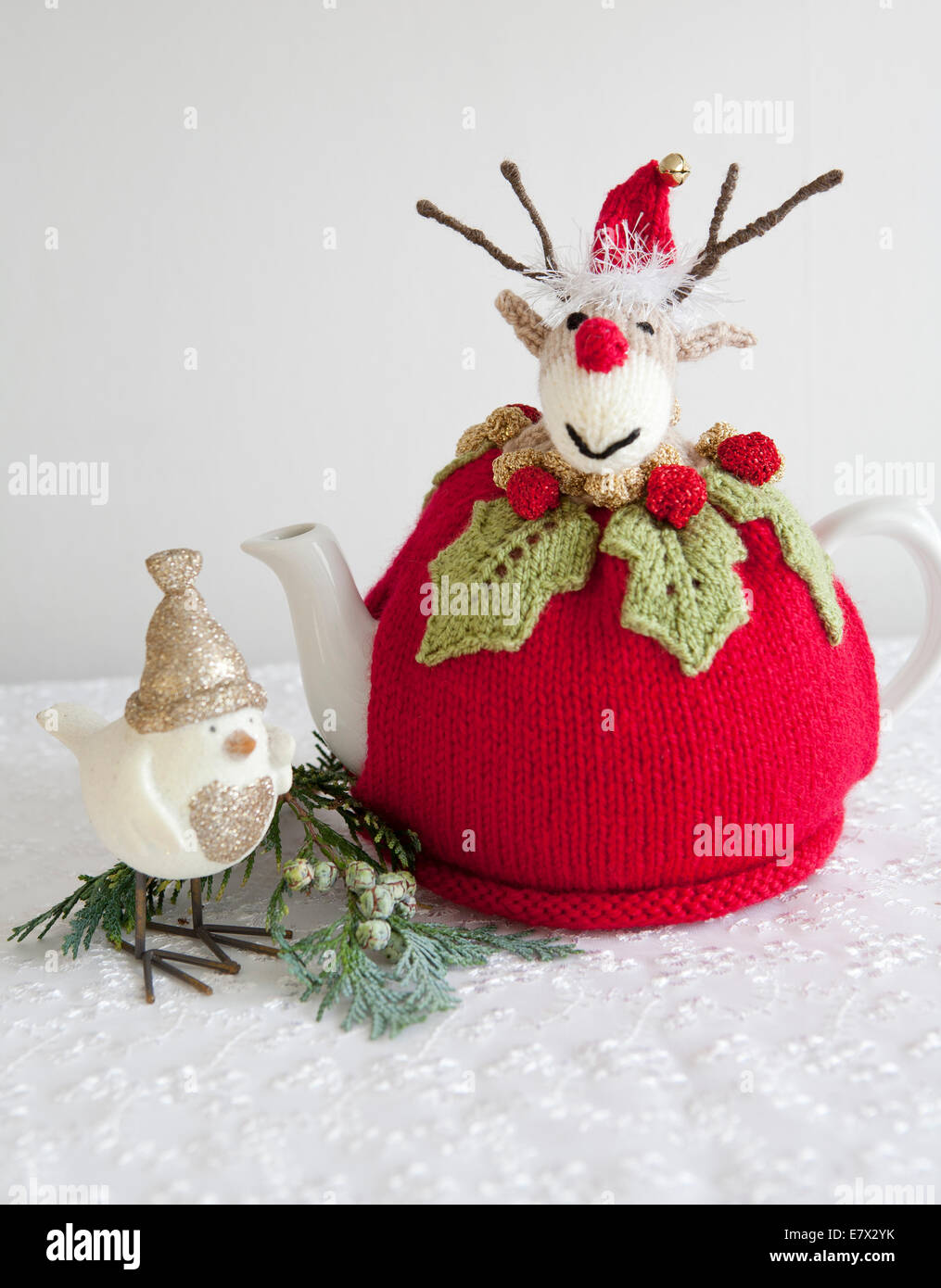 Novità handknitted tè di Natale accogliente nella forma di Rudolph il naso rosso renne Foto Stock