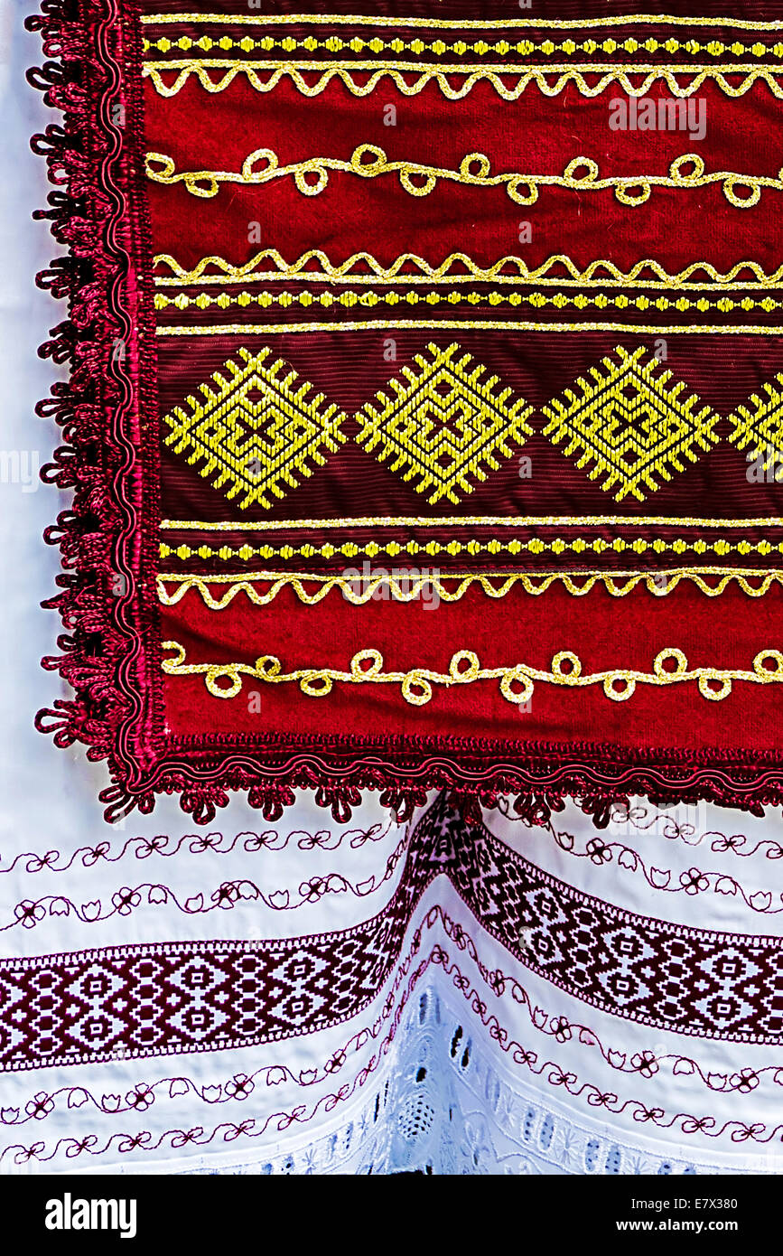 Materiale con rumeno tradizionale ricamo, utilizzato per le donne vestiti. Foto Stock