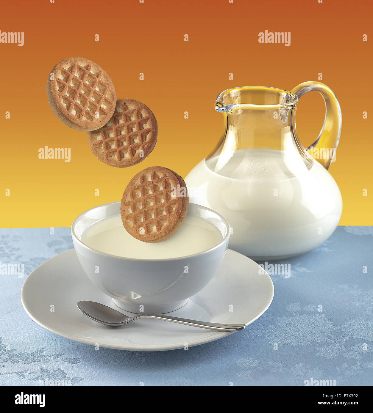 Tazza di latte con biscotti Foto Stock