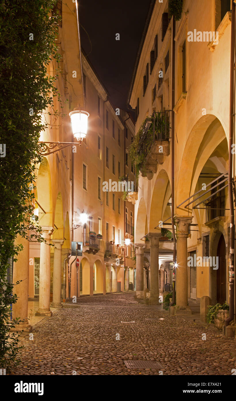 Padova - La via del ghetto di notte Foto stock - Alamy