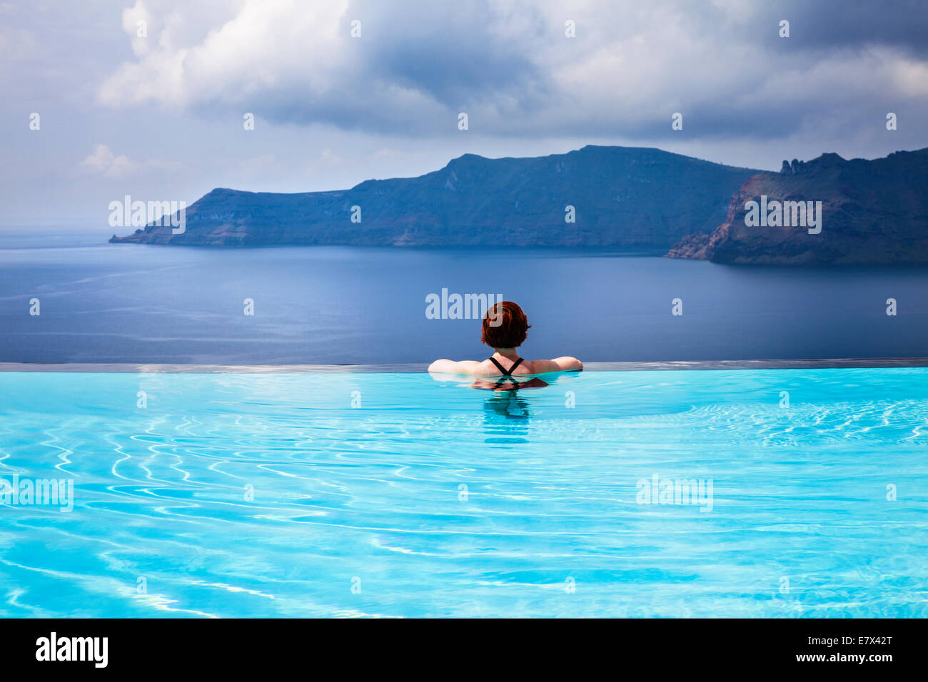 Seascape con piscina infinity, Oia - Santorini (Thira), Grecia Foto Stock