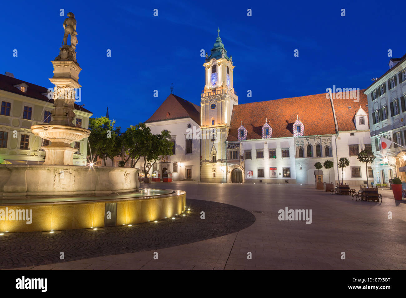 BRATISLAVA, Slovacchia - 21 settembre 2014: piazza principale di sera al tramonto con il municipio e la chiesa dei Gesuiti. Foto Stock