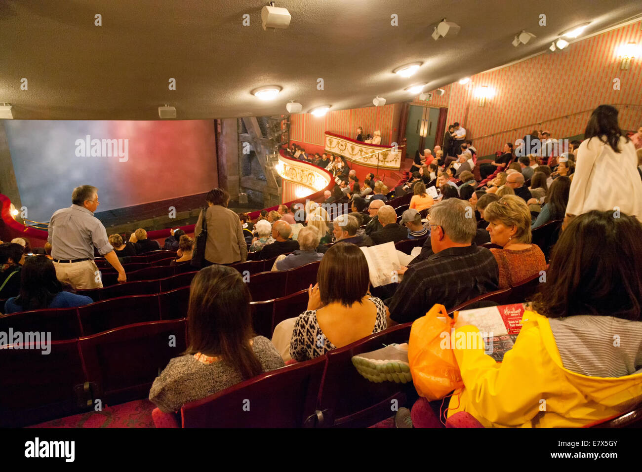 A West End theatre pubblico all'interno del teatro di attesa per lo spettacolo (Les Miserables); Queens Theatre, Shaftesbury Avenue, London REGNO UNITO Foto Stock