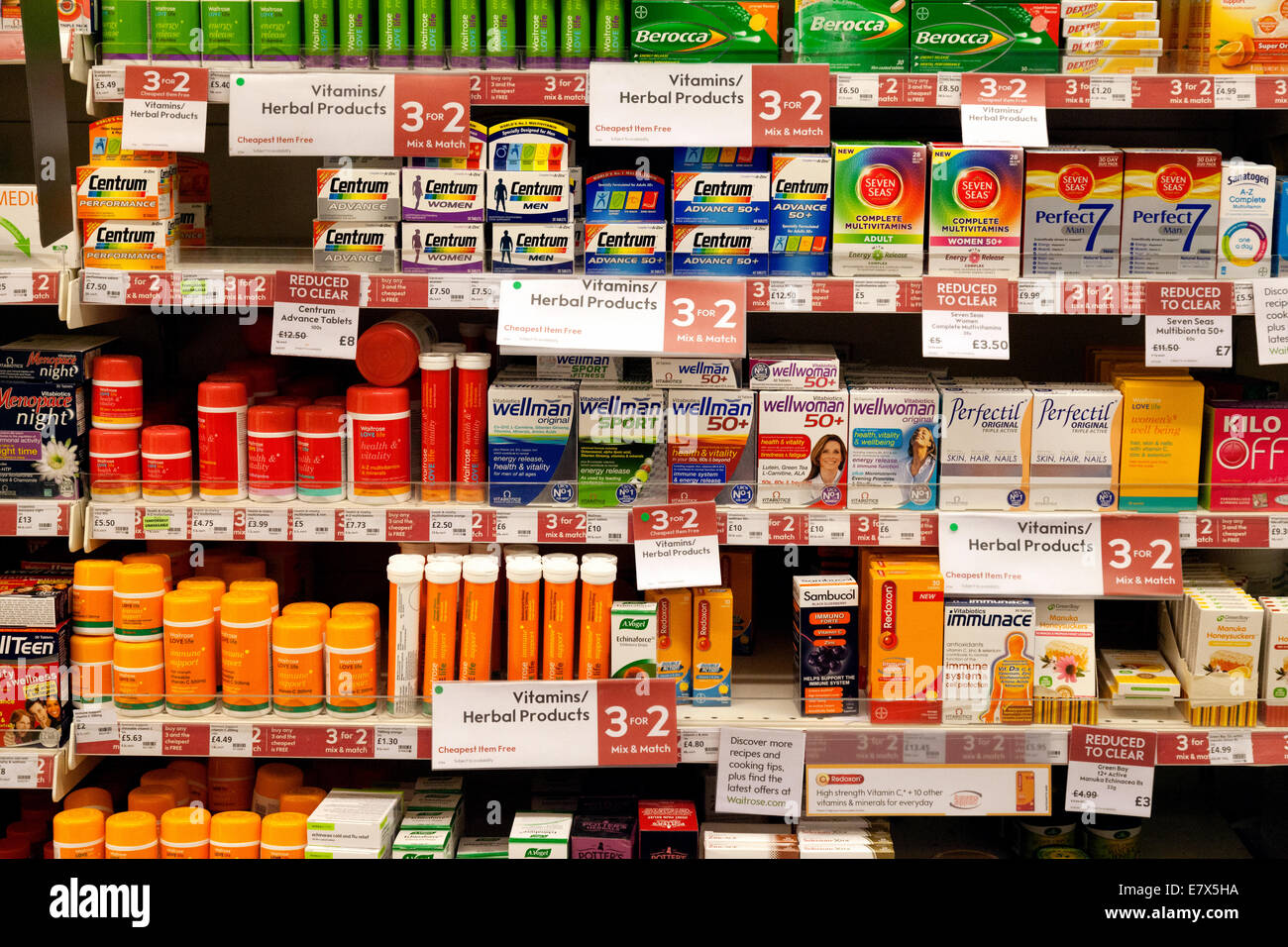Vitamine e complessi multivitaminici in vendita sugli scaffali del supermercato, Waitrose, Newmarket UK Foto Stock