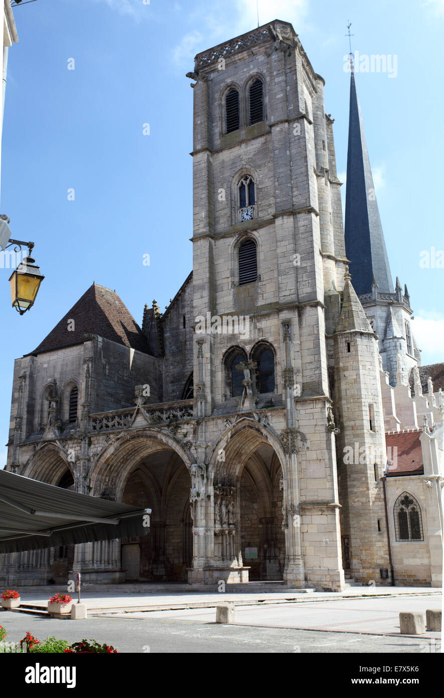 Porta Occidentale, torre e storto la guglia della chiesa di Notre Dame, Auxonne, Cote D'Or Foto Stock