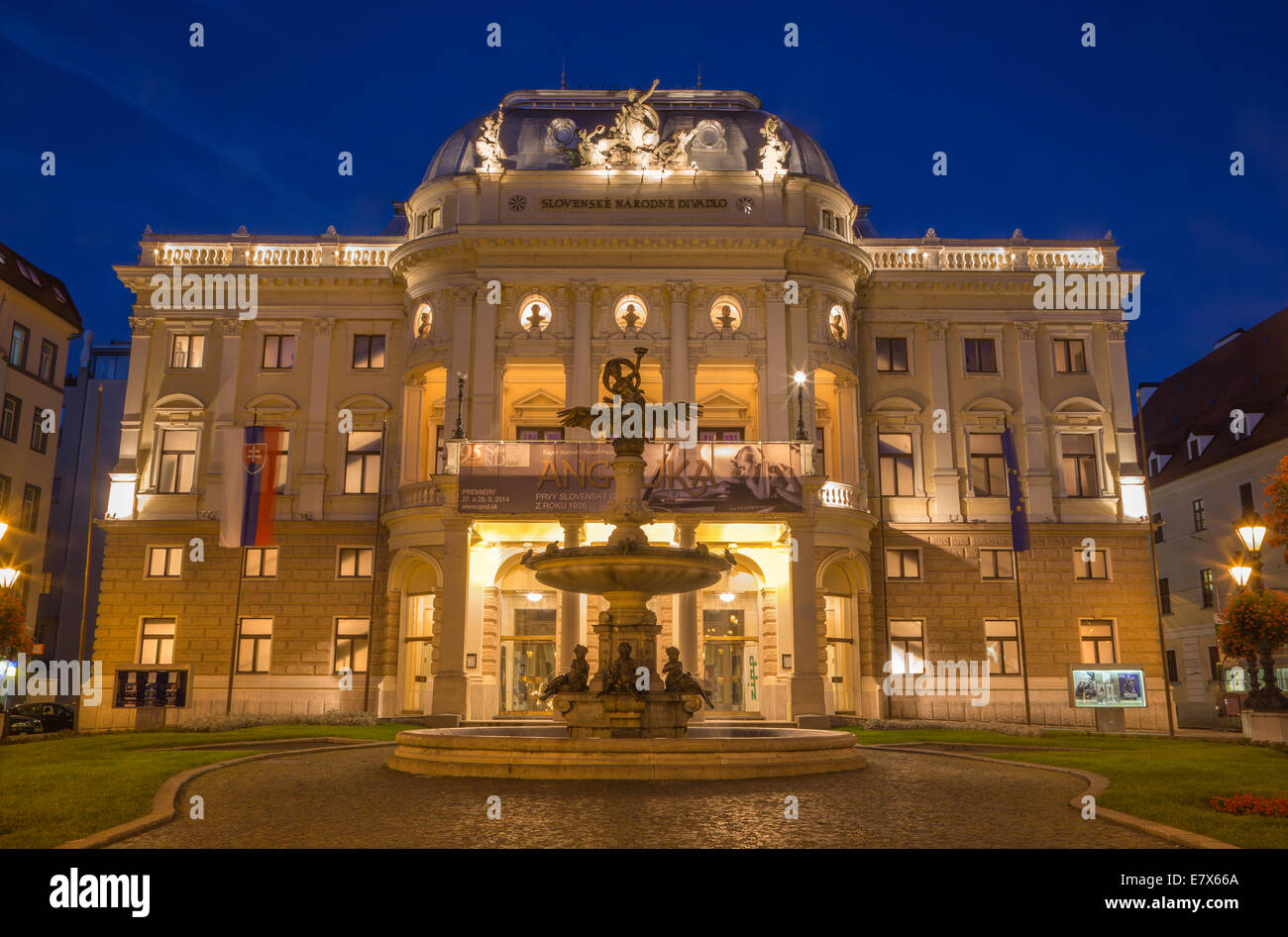 BRATISLAVA, Slovacchia - 21 settembre 2014: il Teatro Nazionale di sera al tramonto Foto Stock