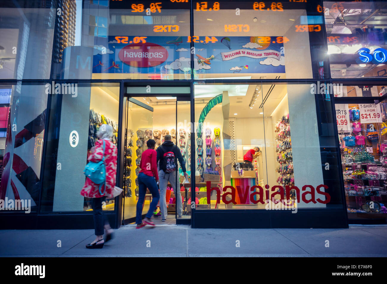 I turisti passano la recente apertura del negozio Havaianas in Times Square  a New York Foto stock - Alamy