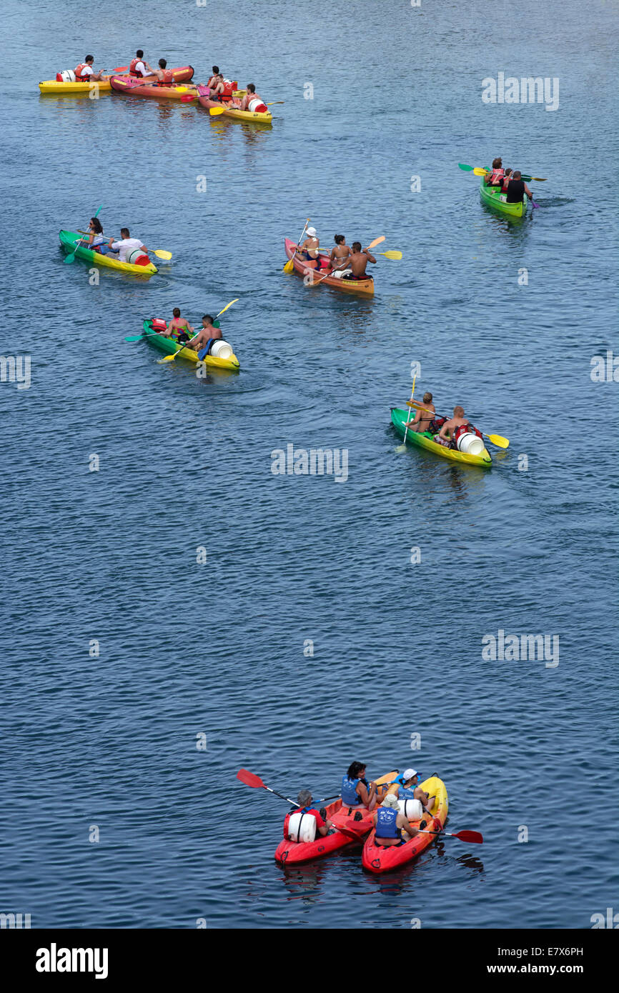 In canoa sul fiume Gard sotto il Pont du Gard , Gard, Languedoc-Roussilon, Francia, Europa Foto Stock