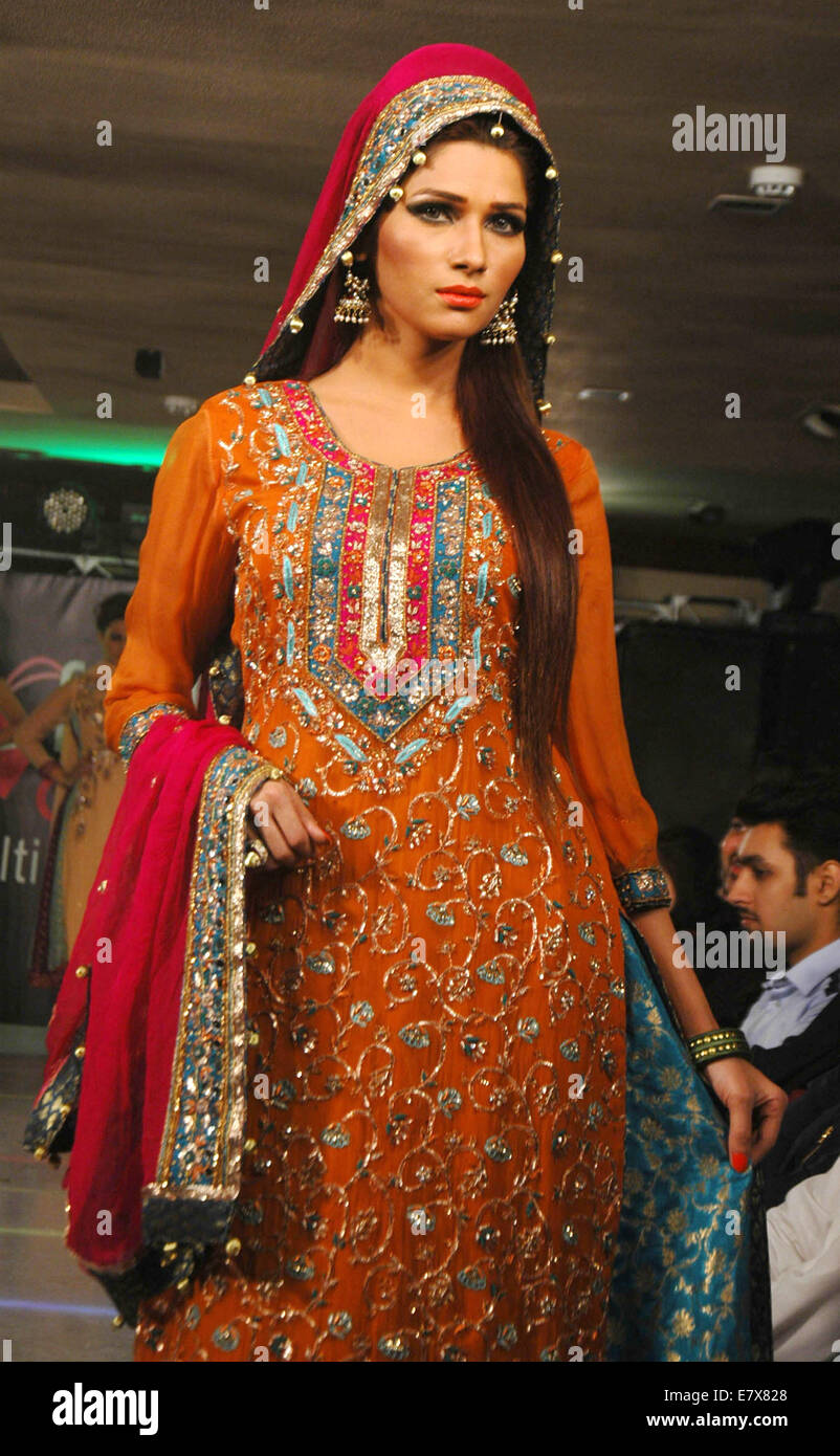 Lahore, Pakistan. 25 Settembre, 2014. Un modello presenta una creazione del designer Sana durante una sfilata di moda in Pakistan orientale di Lahore il 7 settembre 25, 2014. Credito: Sajjad/Xinhua/Alamy Live News Foto Stock