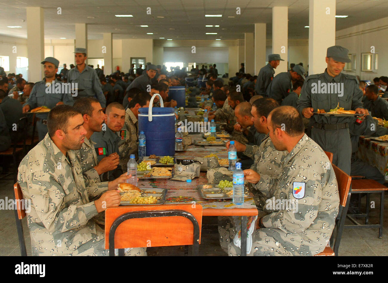 Balkh, Afghanistan. 23 Sett 2014. Poliziotti afghani hanno il pranzo presso la polizia di un centro di formazione in provincia di Balkh, nord Afghanistan, sul Sett. 23, 2014. © Azorda/Xinhua/Alamy Live News Foto Stock