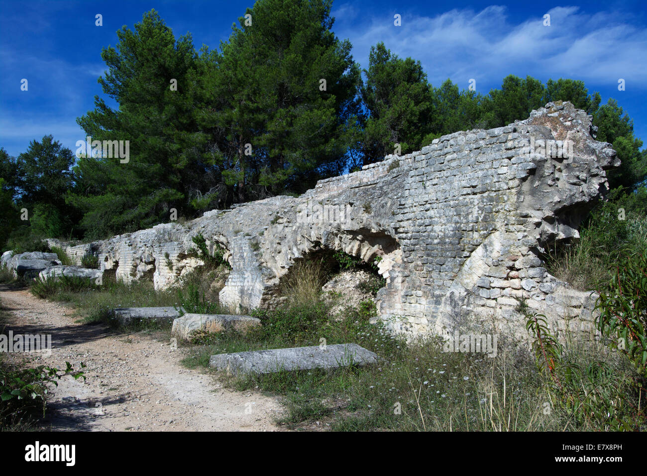 L acquedotto di Barbegal , Fontvieille, Bouches-du-Rhône , Provence-Alpes-Côte d'Azur, in Francia, in Europa. Foto Stock