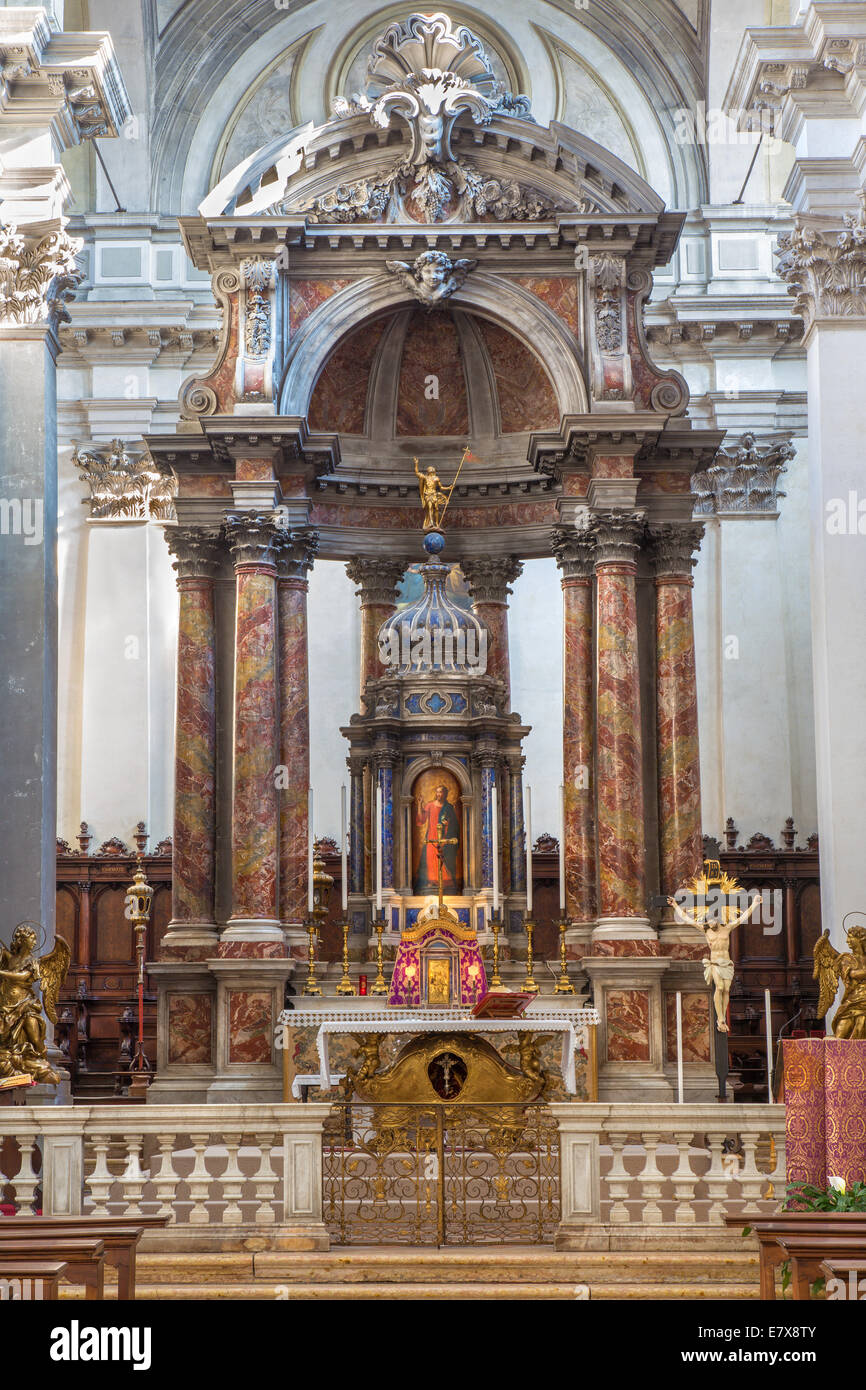 Venezia, Italia - 11 Marzo 2014: l'altare maggiore nella chiesa di Santa Maria del Rosario (Chiesa dei Gesuati). Foto Stock