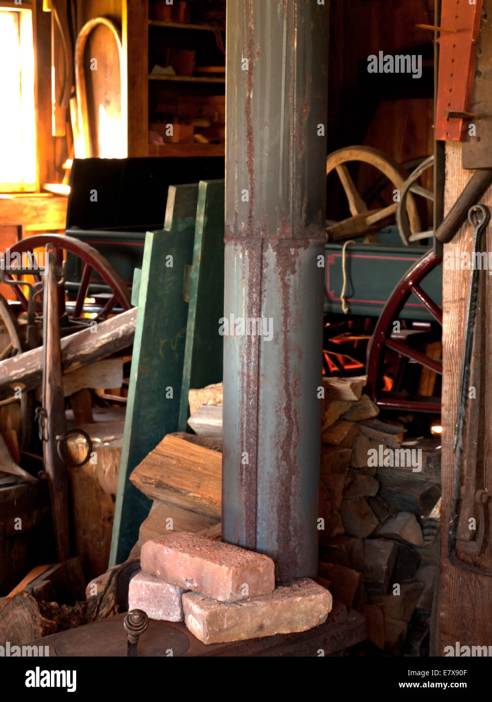 Tubo di stufa di un vecchio forno a legna Foto Stock