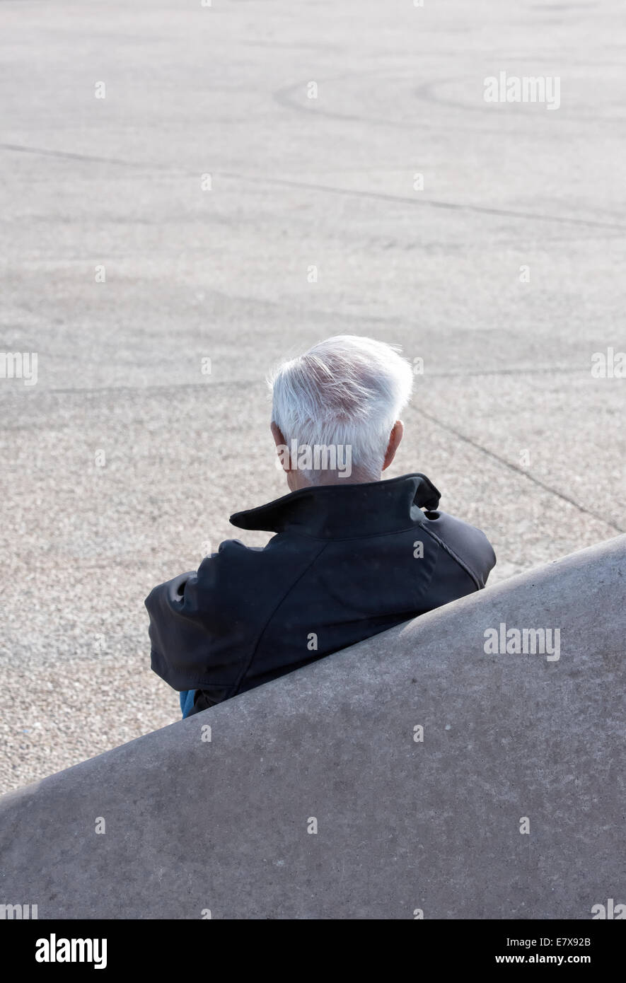 Vecchio Uomo seduto da solo Foto Stock