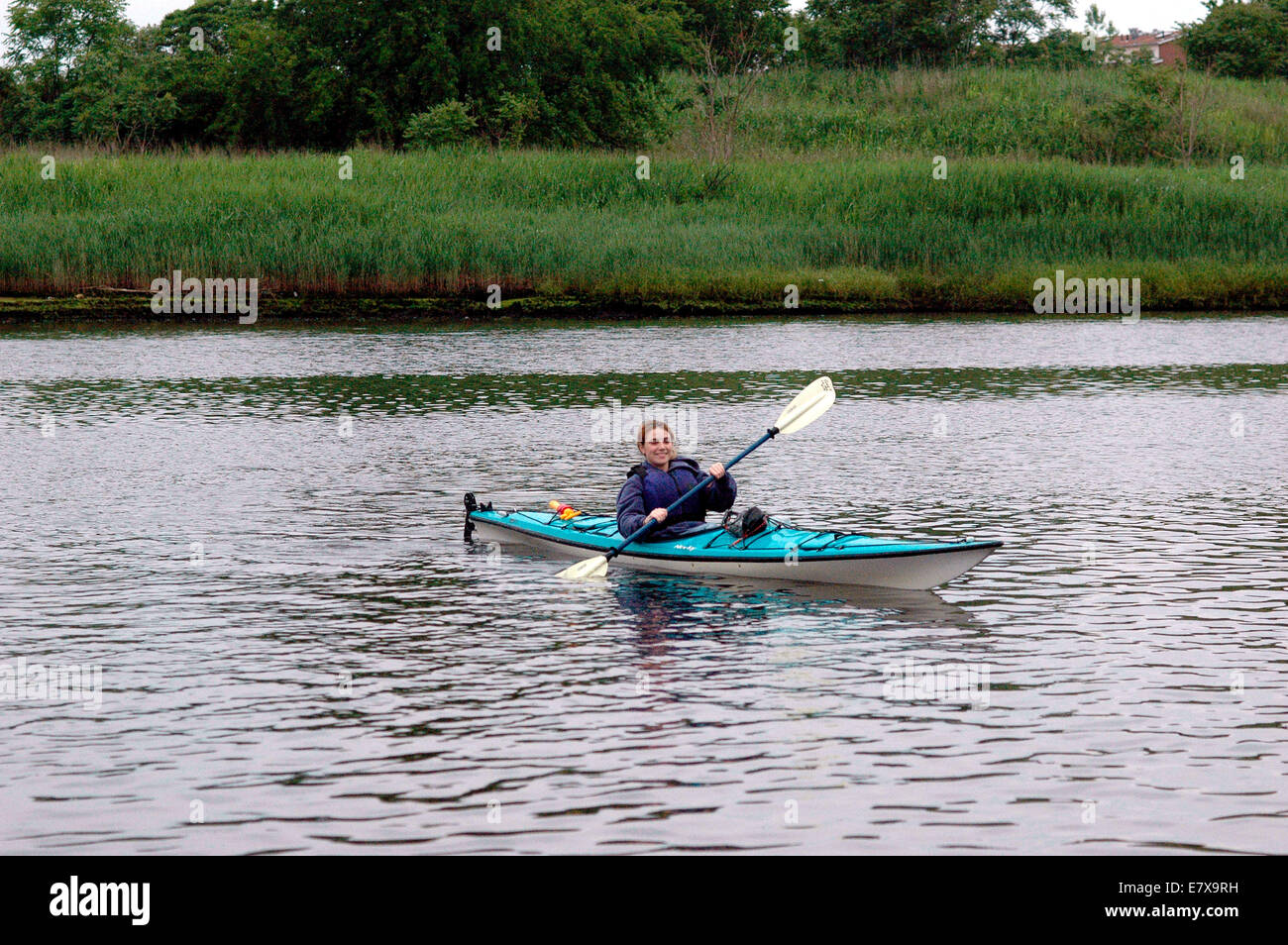 Kayakers sul bacino Paerdegat con la Sebago Canoa Club il 14 giugno 2006. (© Frances Roberts) Foto Stock