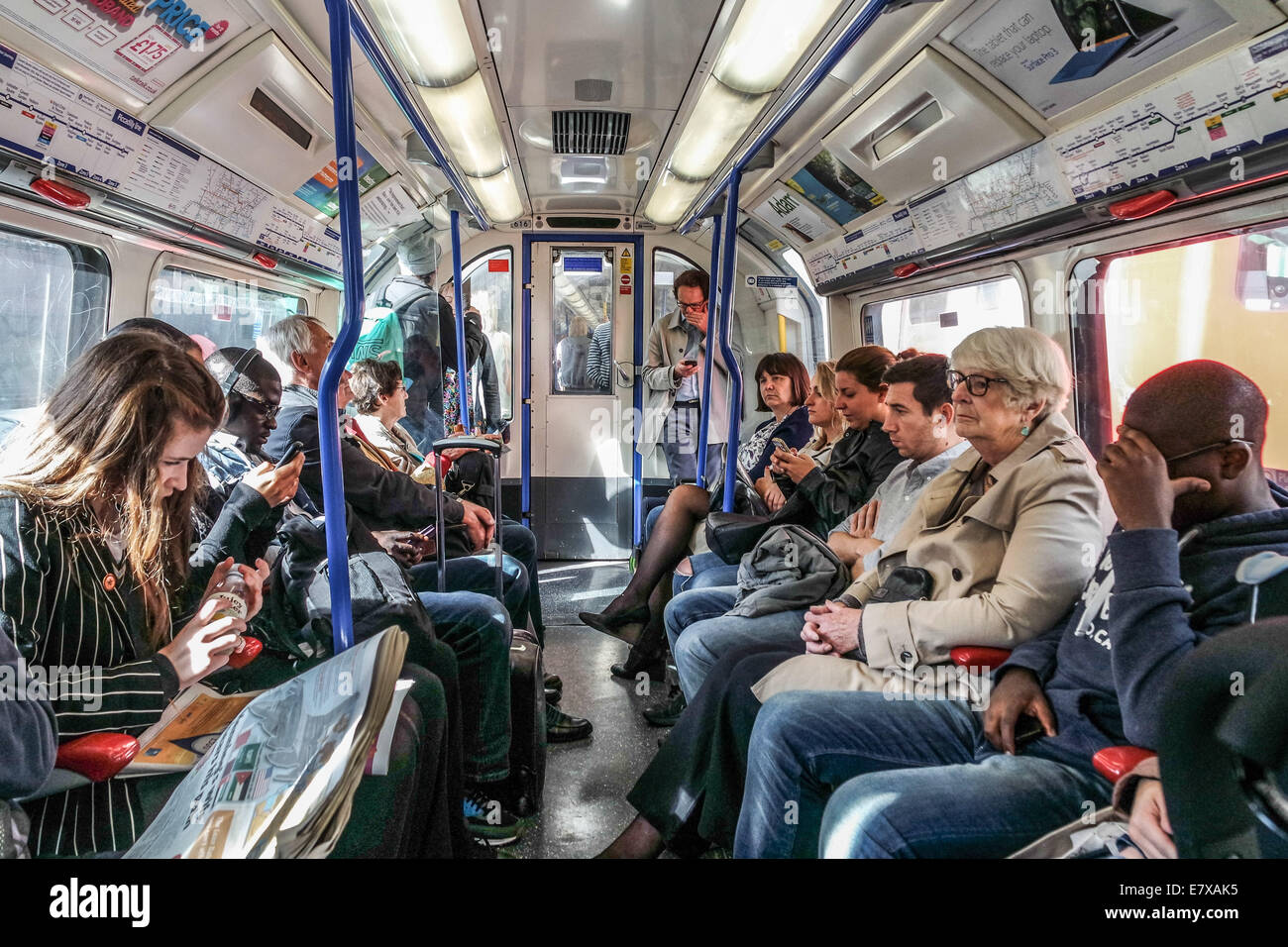 Passeggeri a cavallo di un tubo di Londra in treno Foto Stock