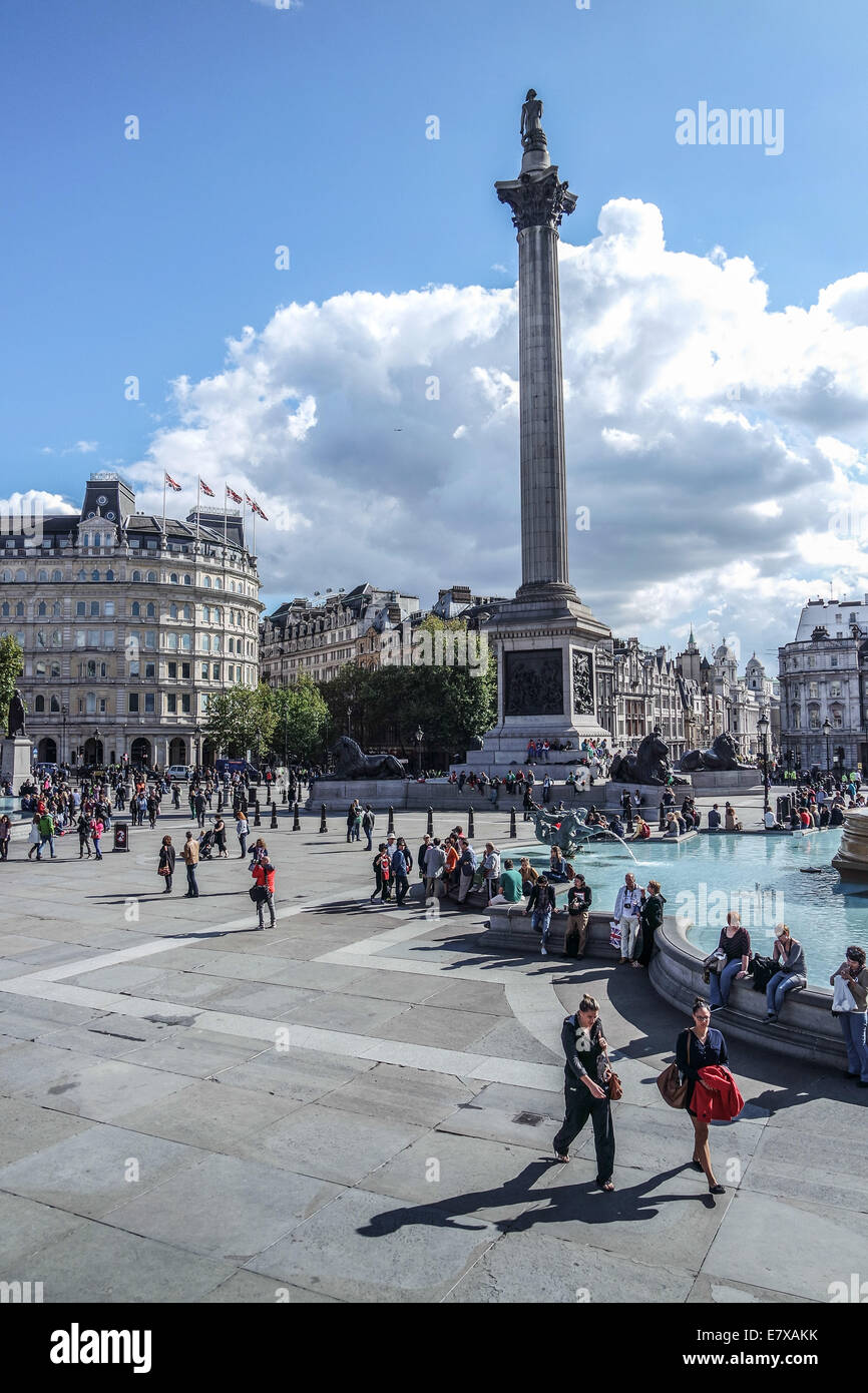 Nelsons Column, Londra, Inghilterra, nel Regno Unito e in una giornata di sole Foto Stock