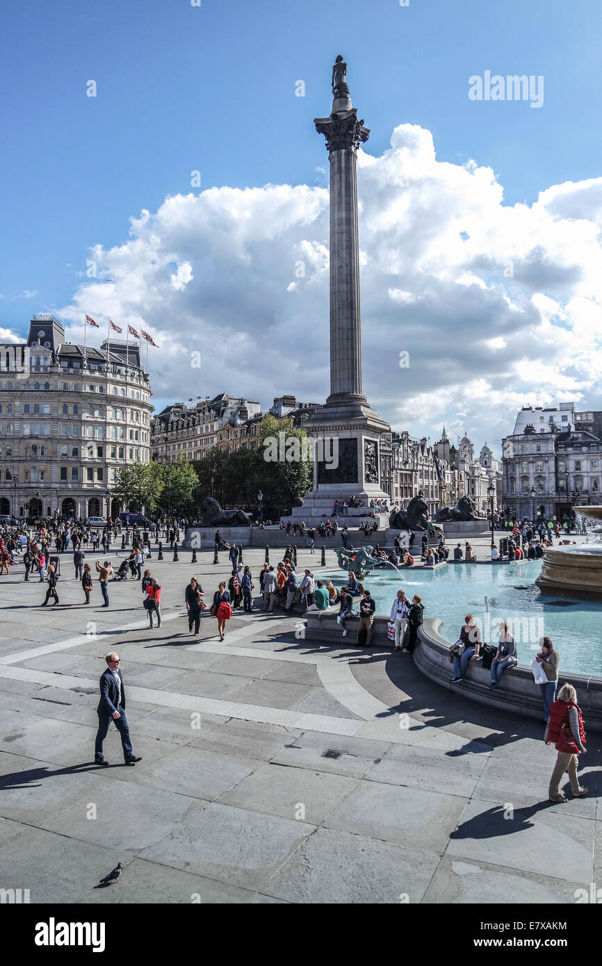 Nelsons Column, Londra, Inghilterra, nel Regno Unito e in una giornata di sole Foto Stock