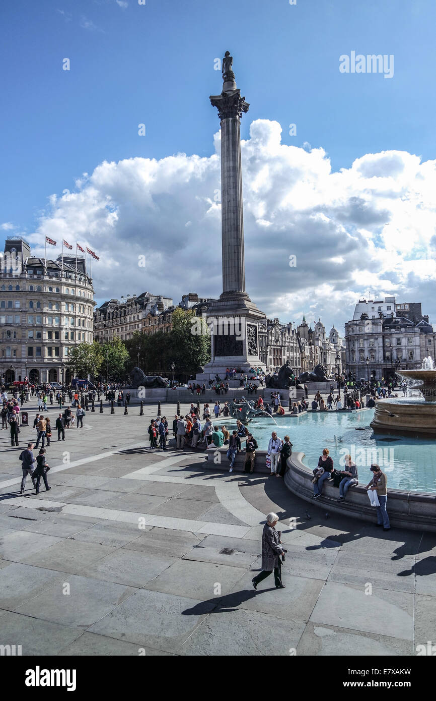 Nelsons Column, Londra, Inghilterra, nel Regno Unito e in una giornata di sole Foto Stock