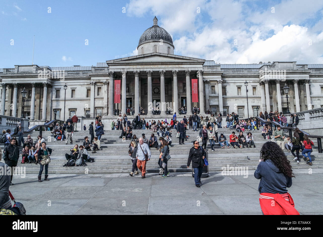 Vista della National Gallery di Londra. la gente camminare e sedersi sui gradini Foto Stock
