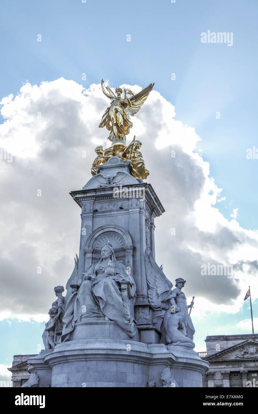 La regina Victoria statua Londra su un luminoso Foto Stock