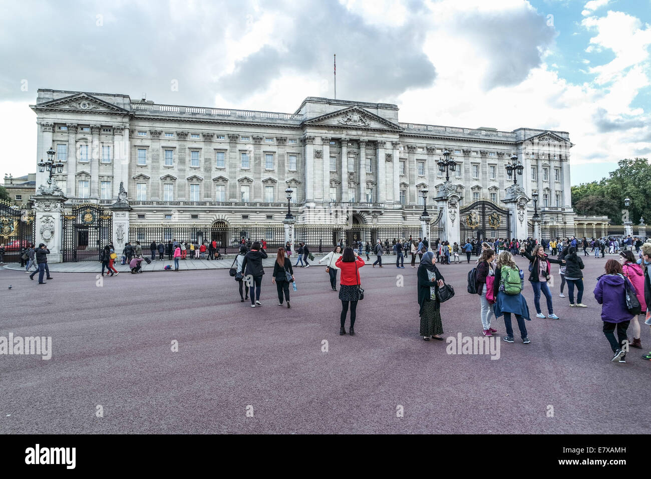 Buckingham Palace Londra Inghilterra. I turisti scattare foto delle loro auto al di fuori del palazzo Foto Stock
