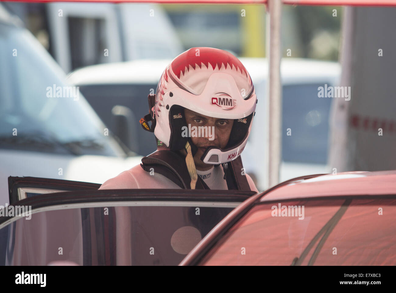 Tehran, Iran. Xxv Sep, 2014. Settembre 25, 2014 - Teheran, Iran - Qatar al pilota di rally KHALIFA SALEH AL ATTIYAH guarda su come egli prepara per prendere parte 2014 Medio Oriente Rally Championship vicino alla città di Shiraz nel far provincia circa 900 Km (559 miglia) a sud di Tehran. Morteza Nikoubazl/ZUMAPRESS Credito: Morteza Nikoubazl/ZUMA filo/Alamy Live News Foto Stock