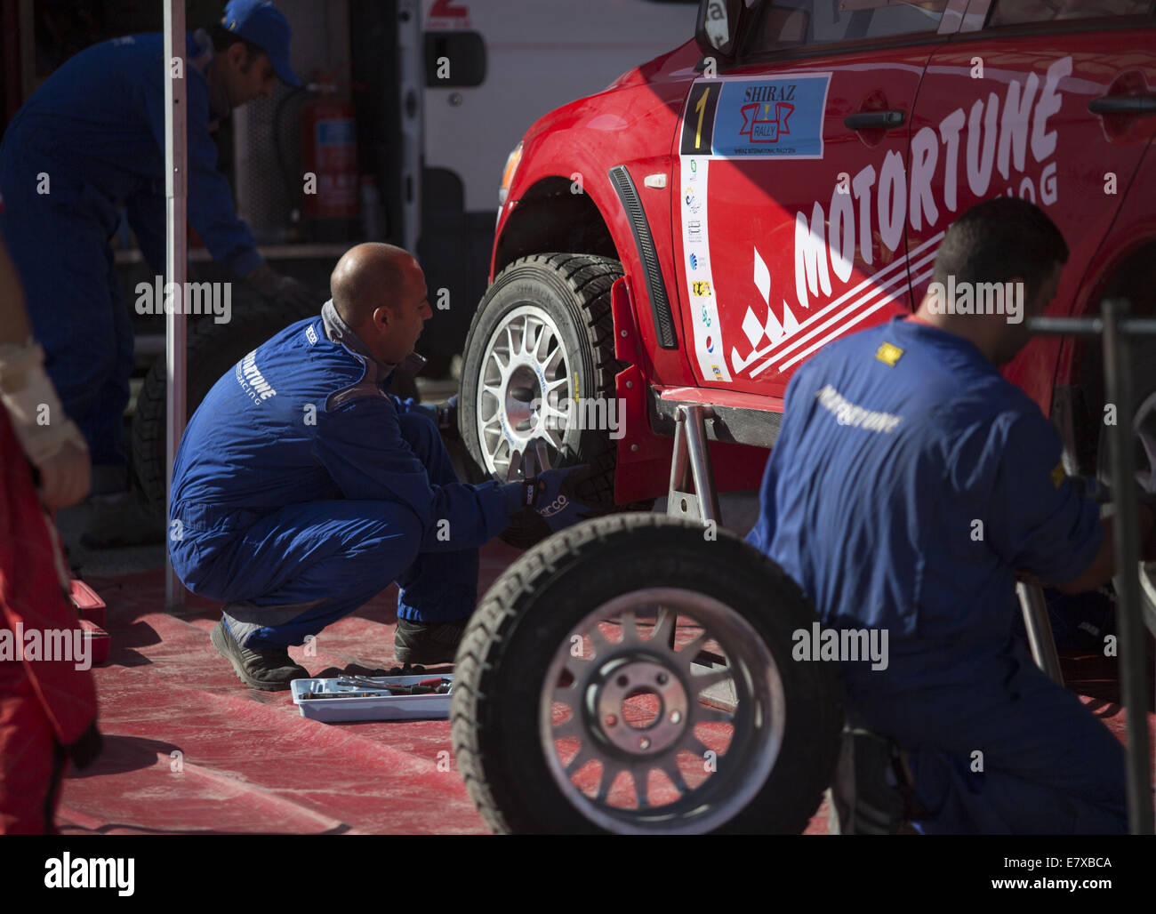 Tehran, Iran. Xxv Sep, 2014. Settembre 25, 2014 - Teheran, Iran - i tecnici lavorano su i libanesi al pilota di rally ROGER FEGHALI la Mitsubishi Evo X prima dell' inizio del 2014 Medio Oriente Rally Championship vicino alla città di Shiraz nel far provincia circa 900 Km (559 miglia) a sud di Tehran. Morteza Nikoubazl/ZUMAPRESS Credito: Morteza Nikoubazl/ZUMA filo/Alamy Live News Foto Stock