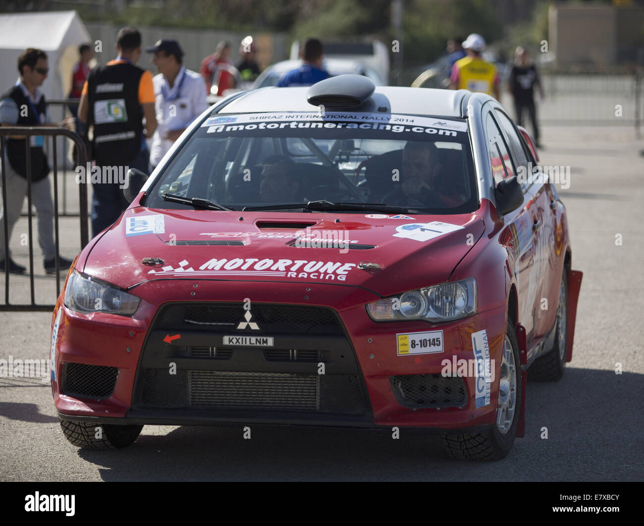 Tehran, Iran. Xxv Sep, 2014. Settembre 25, 2014 - Teheran, Iran - libanese al pilota di rally ROGER FEGHALI spinge la sua Mitsubishi Evo X durante il 2014 Medio Oriente Rally Championship vicino alla città di Shiraz nel far provincia circa 900 Km (559 miglia) a sud di Tehran. Morteza Nikoubazl/ZUMAPRESS Credito: Morteza Nikoubazl/ZUMA filo/Alamy Live News Foto Stock