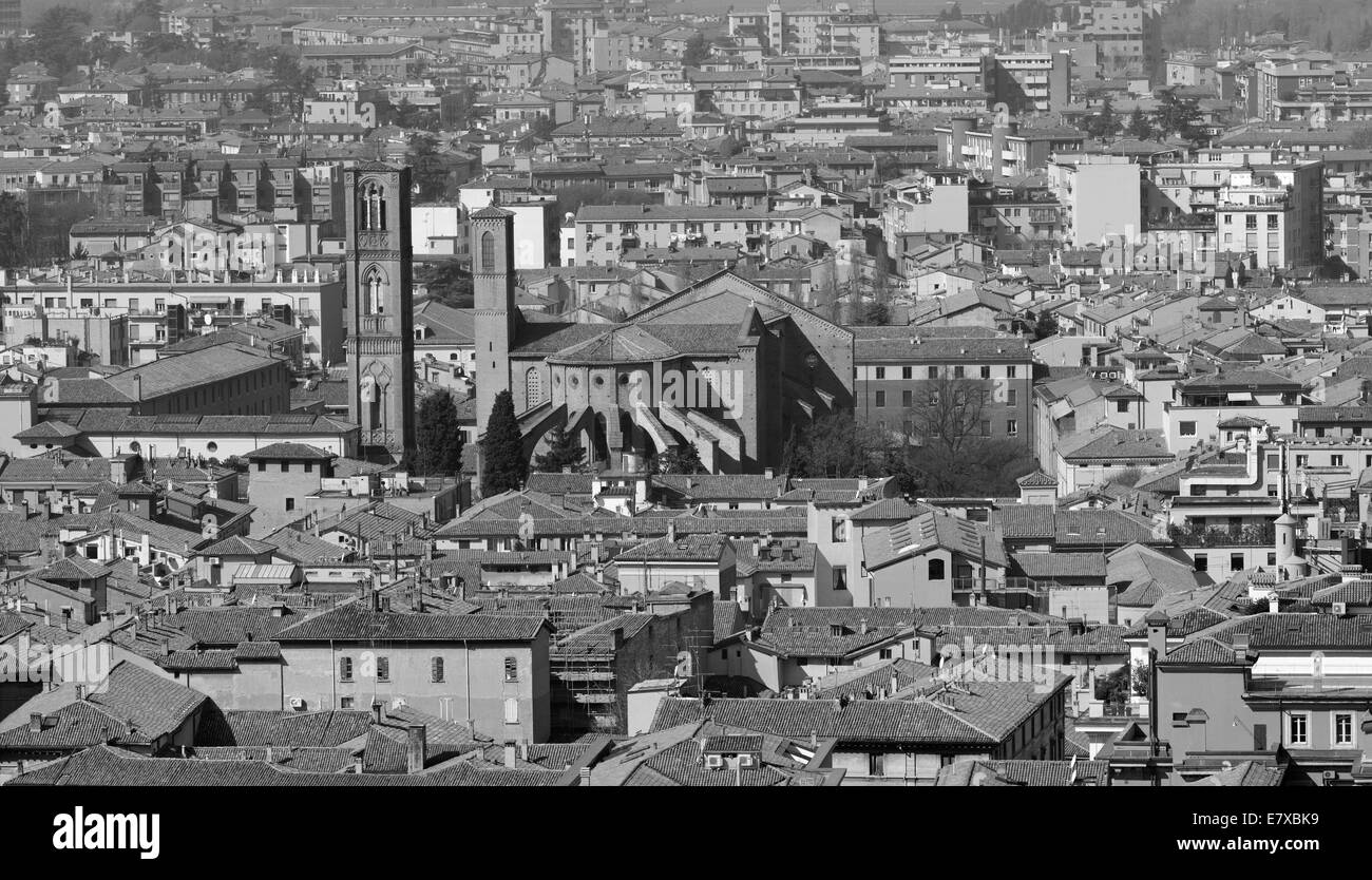 Bologna - Outlook dalla Torre Asinelli a st. Francesco di Assisi chiesa nella mattina Foto Stock