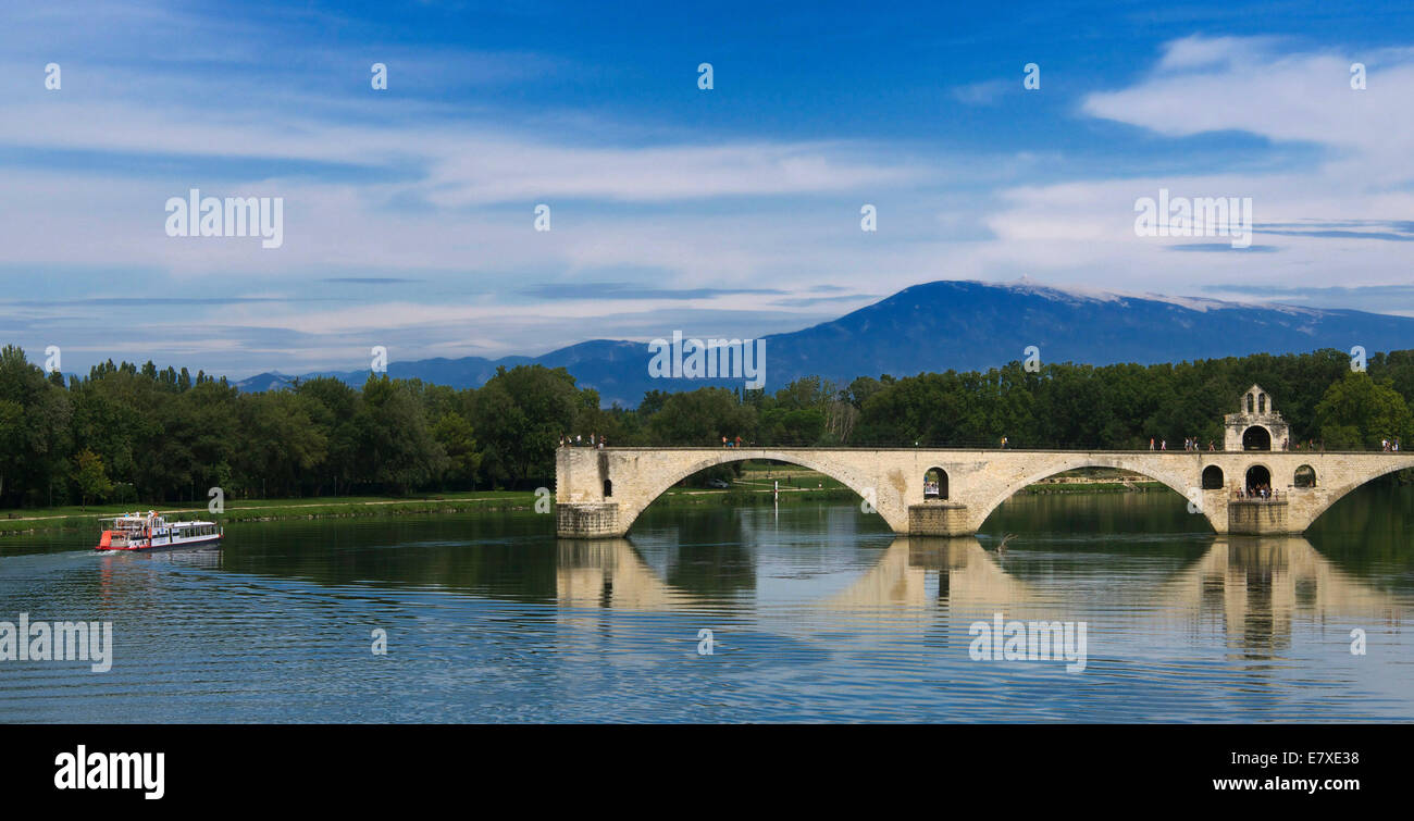 Mont Ventoux sullo sfondo e il famoso Ponte Saint Benezet sul Rodano, Avignone, Vaucluse, Provence-Alpes-Costa Azzurra, Francia. Foto Stock