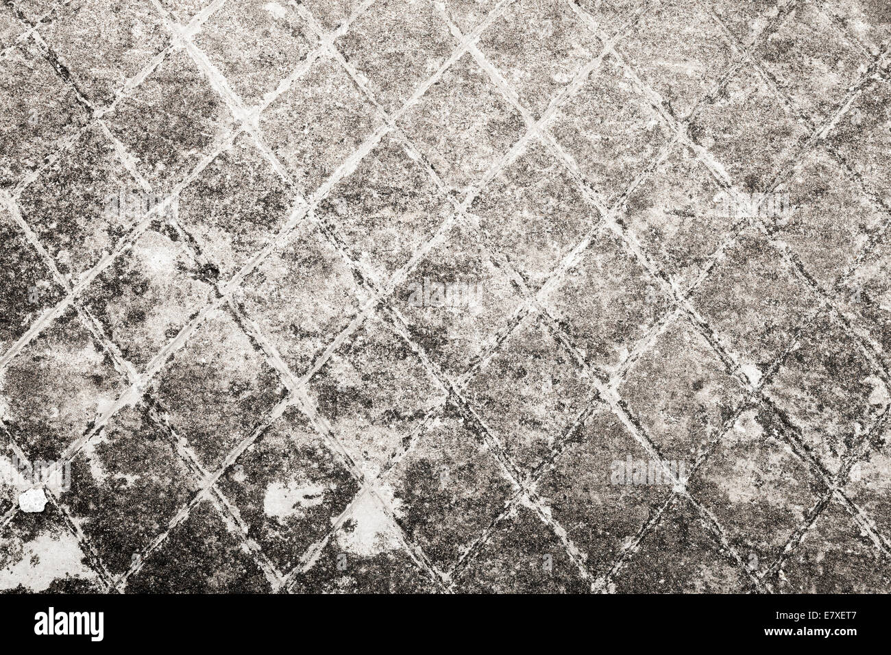 Grigio scuro vecchio muro di cemento con pattern di intaglio. Texture di sfondo Foto Stock
