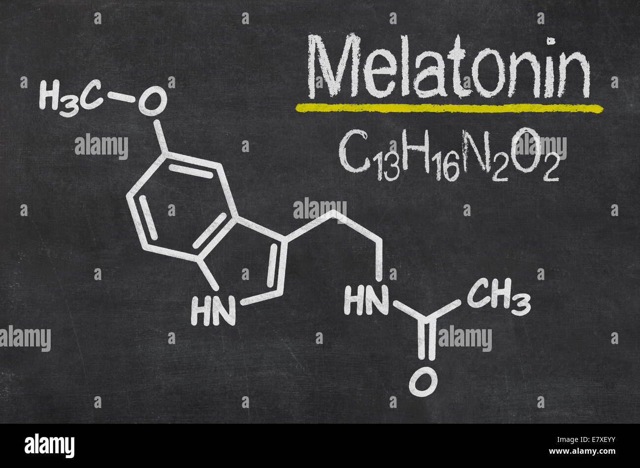 Lavagna con la formula chimica della melatonina Foto Stock
