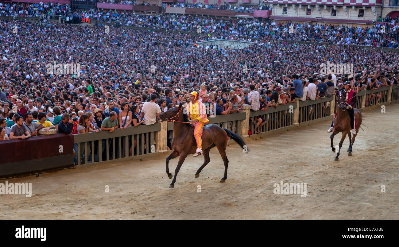 Il Palio di Siena corsa di cavalli sulla Piazza del Campo a Siena, Toscana, Italia Foto Stock