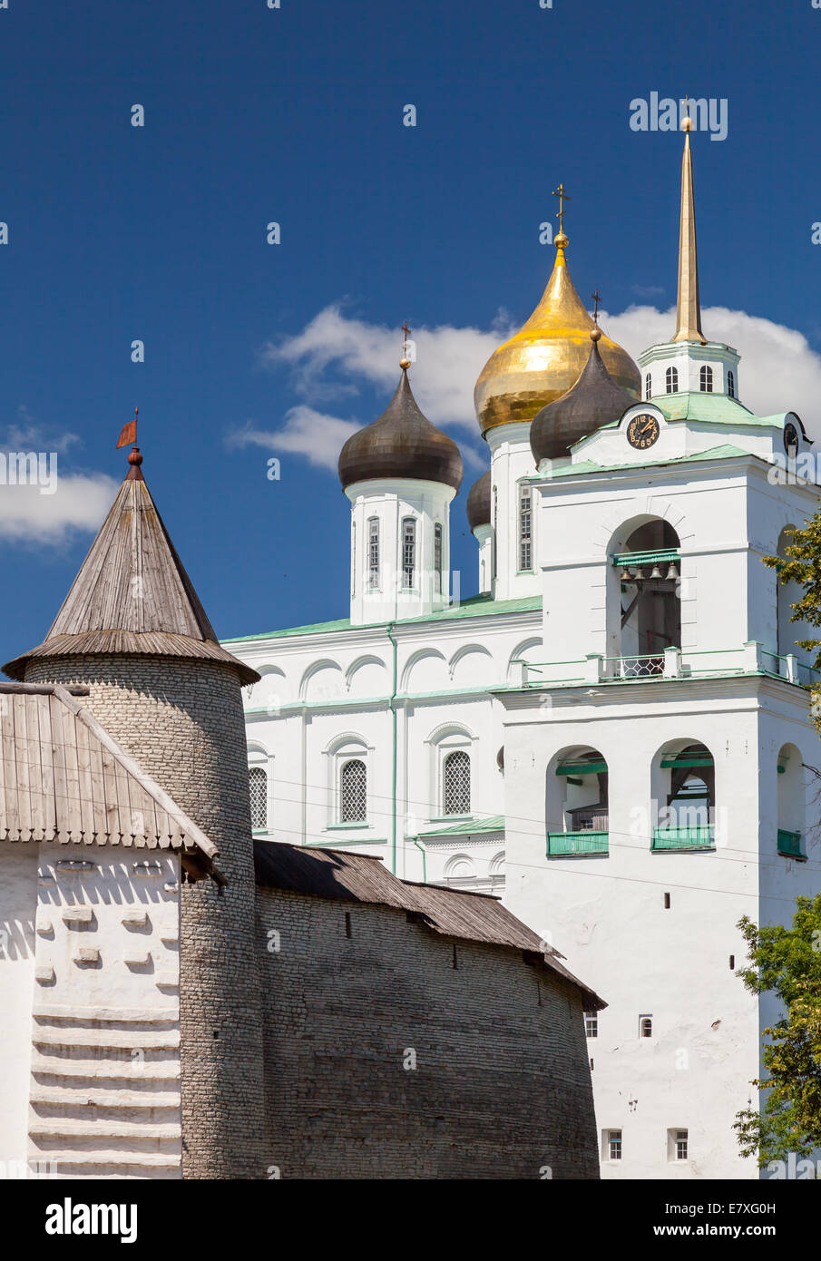 La trinità cattedrale che sorge dal 1589 a Pskov il Cremlino. Vecchia Chiesa Ortodossa Russa Foto Stock