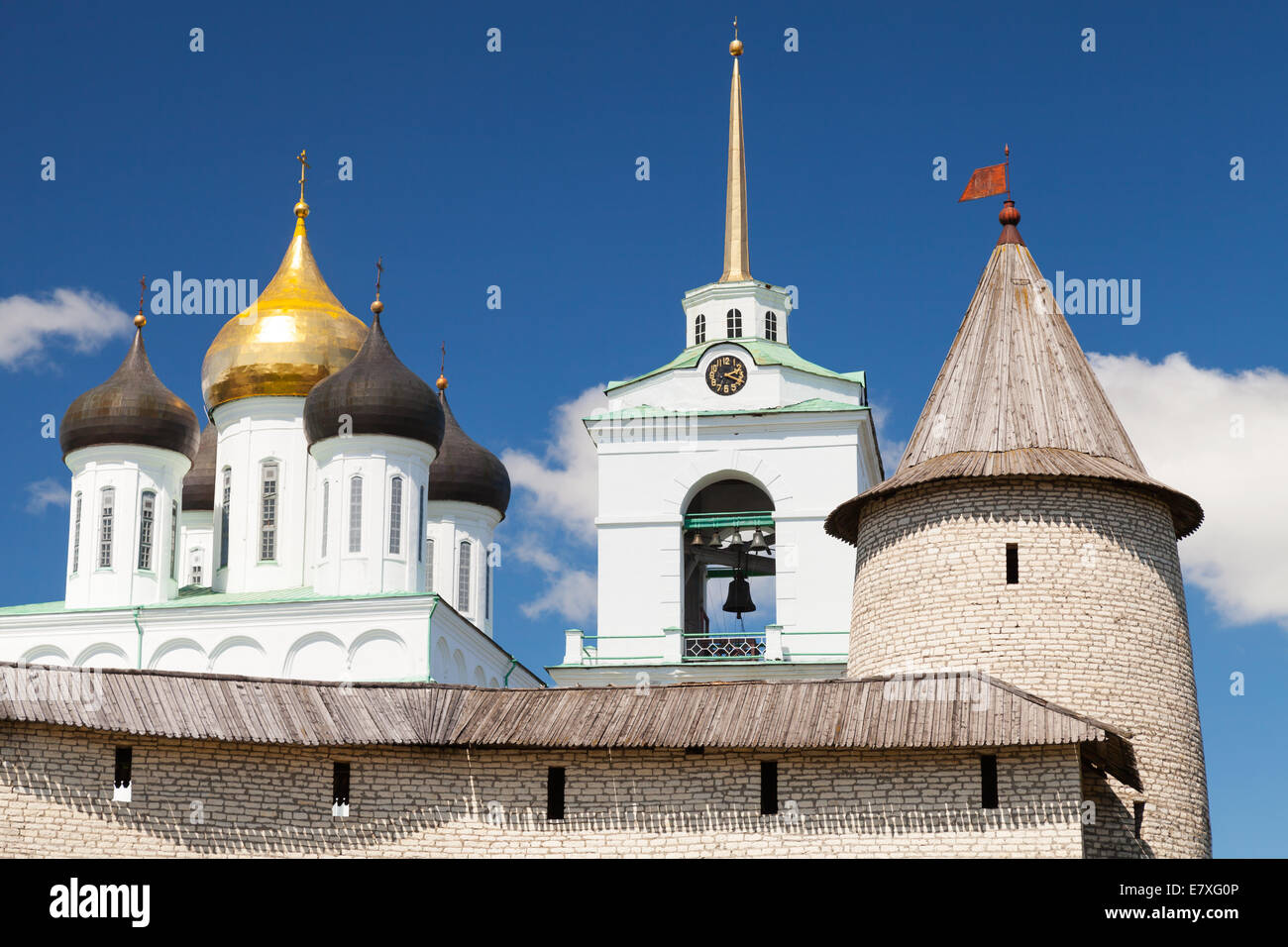 La trinità cattedrale che sorge dal 1589 a Pskov il Cremlino. Antica Chiesa Ortodossa Russa Foto Stock