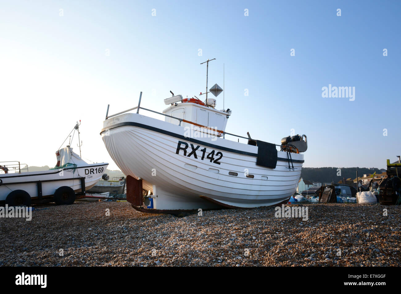Barche di pescatori sulla spiaggia da Rock-a-strada Nore, Stade, Hastings, East Sussex, Regno Unito Foto Stock