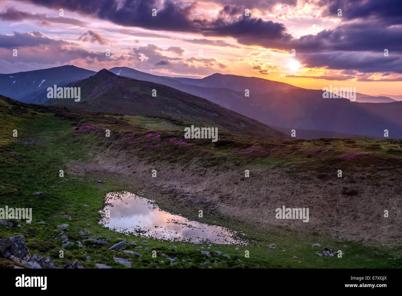 La bellezza del lago in alta montagna Foto Stock