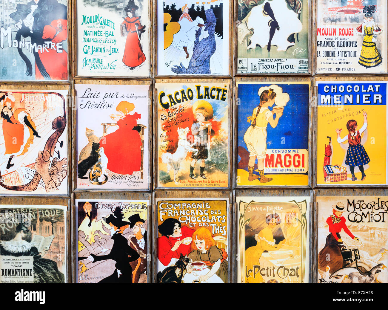 Vecchi poster pubblicitari francesi Foto Stock