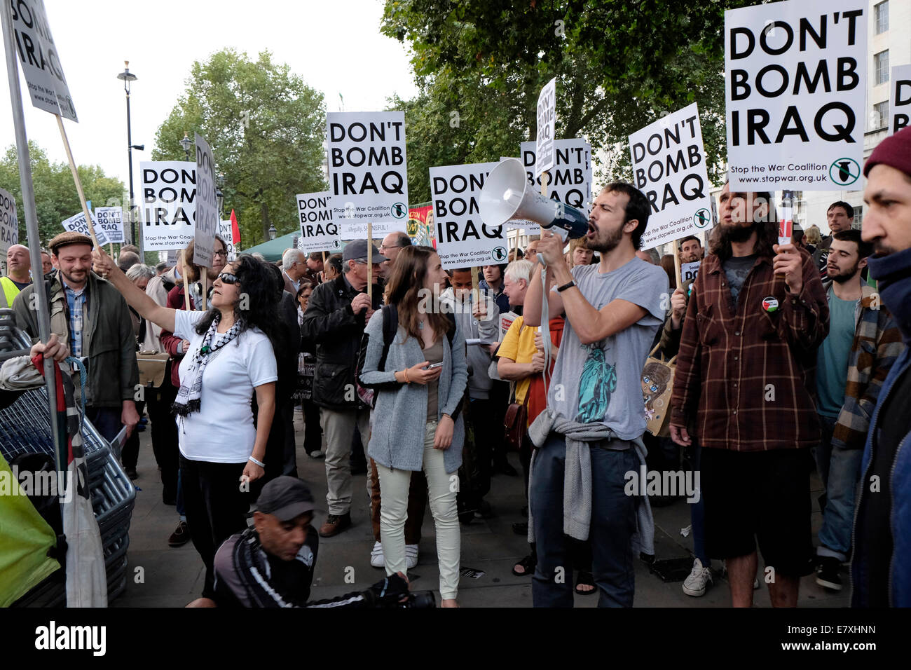 I manifestanti contro il coinvolgimento del Regno Unito nei bombardamenti ISIS in Iraq e Siria, gridare slogan, Londra centrale. Foto Stock
