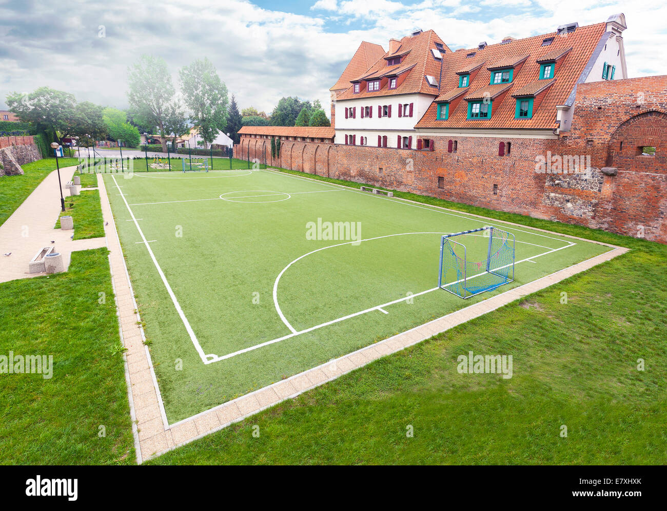Campo di calcio in una parte vecchia della città. Foto Stock