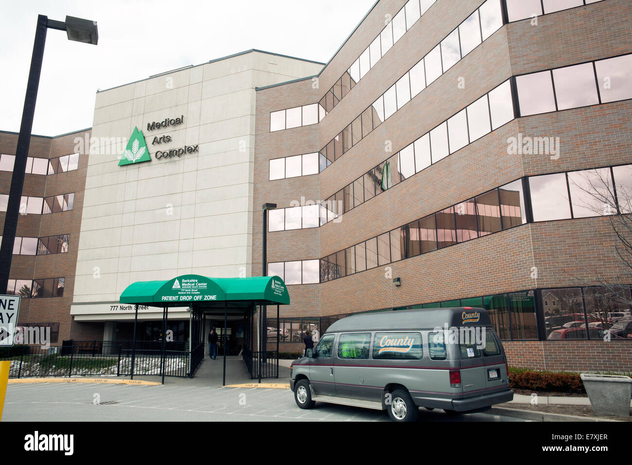 Sedia a rotelle van è parcheggiato a Pittsfield Massachusetts Medical Arts Complex, parte del Berkshire Medical Center. Foto Stock