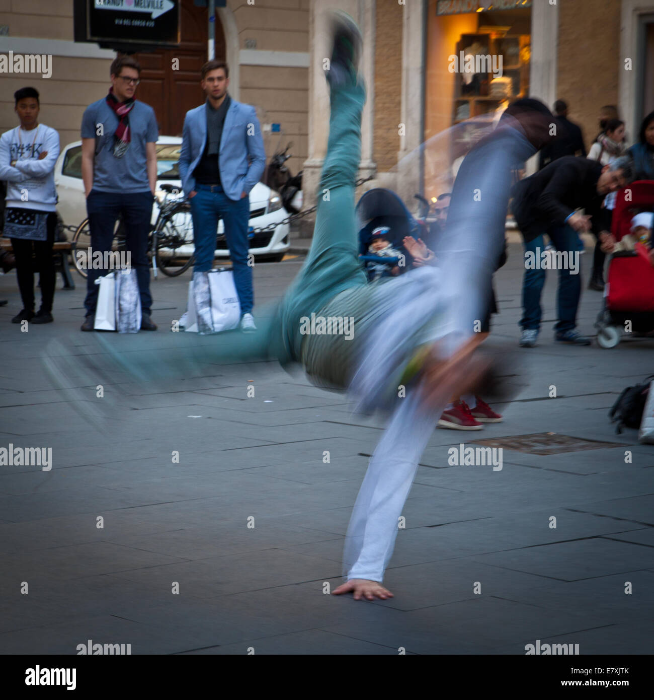 Roma, Italia, 04 maggio, 2014: movimento creativo dell'artista di strada a Roma Foto Stock